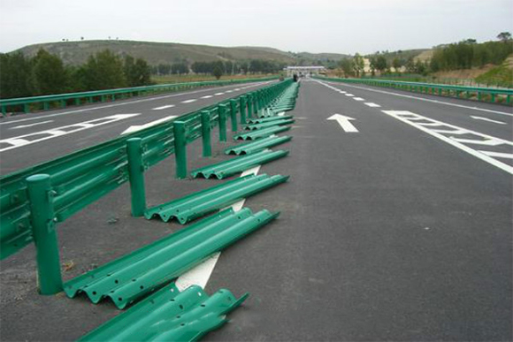 白城波形护栏的维护与管理确保道路安全的关键步骤